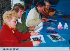 12  外宾学剪纸