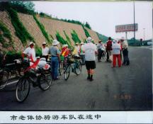 23  市老体协骑游车队在途中