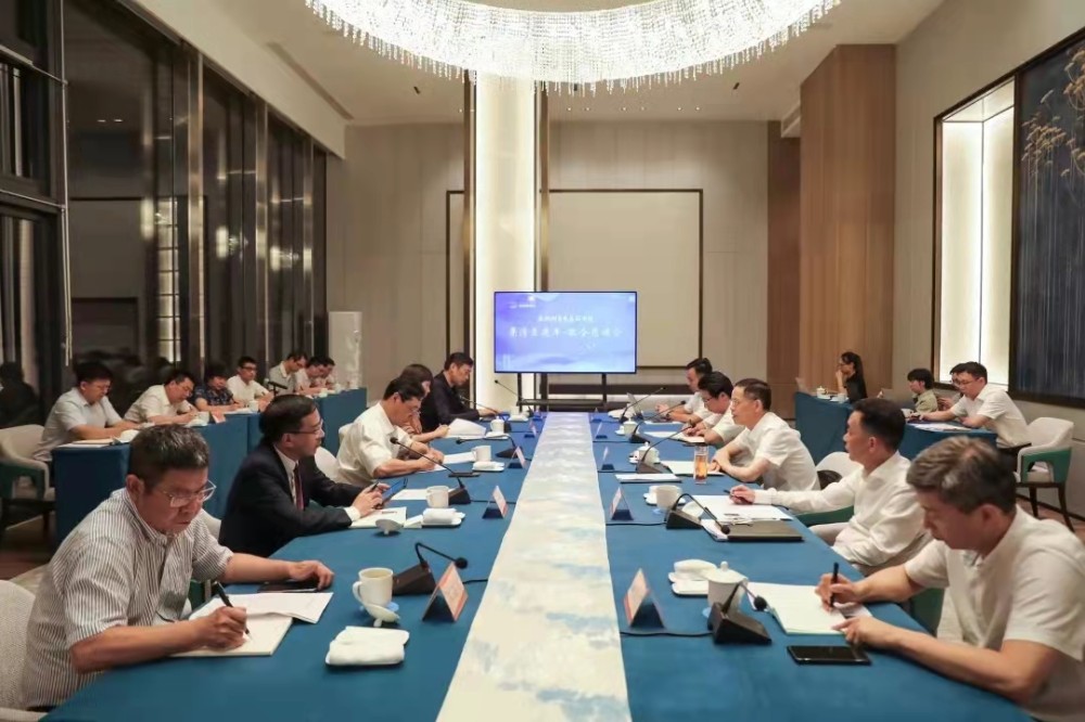 李上葵主持召开第十三期亲清直通车·政企恳谈会